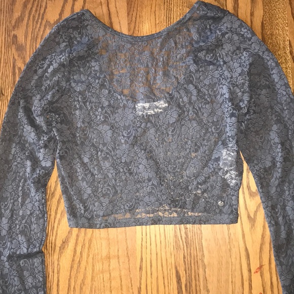 Abercrombie & Fitch Tops - Abercrombie Grey Cropped Lace Top Size Medium